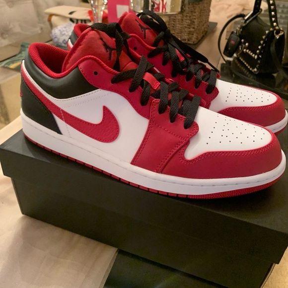 NEW!! 100% AUTHENTIC NIKE AIR JORDAN 1 Low - Picture 2 of 8